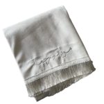 Tapis blanc brodé argent métallisé: AFFECTION et MISÉRICORDE
